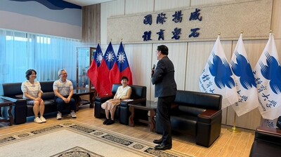 260722 致贈黃美珠老師退休獎牌圖片
