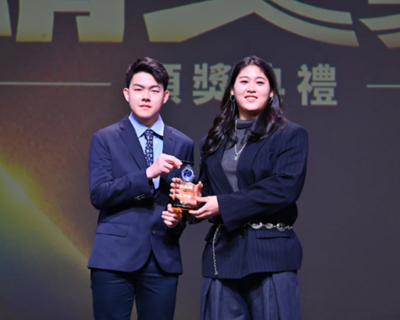恭喜本校校友周天成先生、江靜緣同學榮獲體育運動精英獎；陳葦綾老師、高承睿同學擔任頒獎人